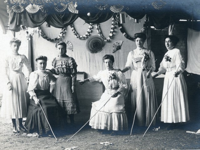 vrouwen in feestkledij