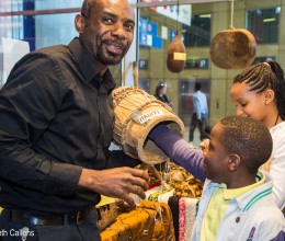 Abel Mansia, muziekinstrumentenmaker uit Congo. 