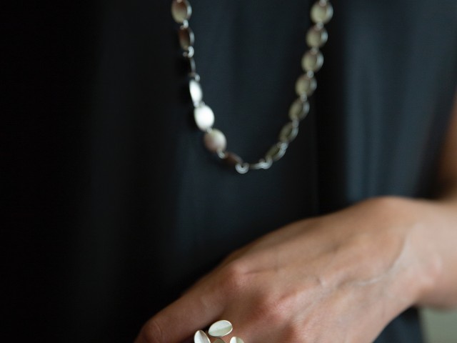 Necklace ROSE PETALS & ring PETALS silver 925, Els Vansteelandt<Br/> © Clara Hanssens