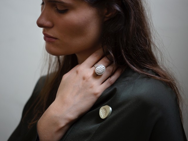 Ring & brooch SET FOR TWO silver 925, Els Vansteelandt<Br/>© Clara Hanssens
