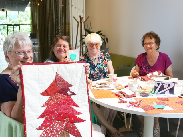 Patchmadammekes en meneerkes van Ukkel © Erfgoedcel Brussel