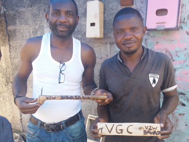 Abel heeft een vzw NTO waarmee hij in Congo lessen houtbewerking aan jongeren geeft <Br/>© Dickens Nzuzi Lukombo | Collectie Abel Mansia