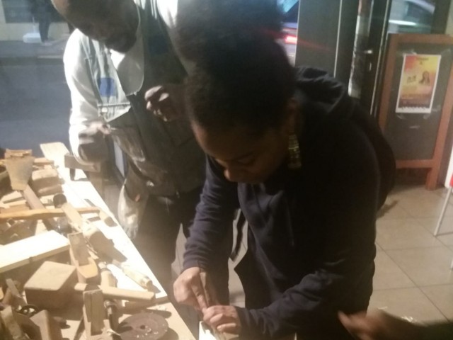 Workshop houtbewerking in Matongewijk ikv project ‘Hoe maakt u het? Ambachten in Brussel | Collectie Abel Mansia© Gérard Kanabasawo