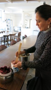 Thamara verft haar eigen wol.