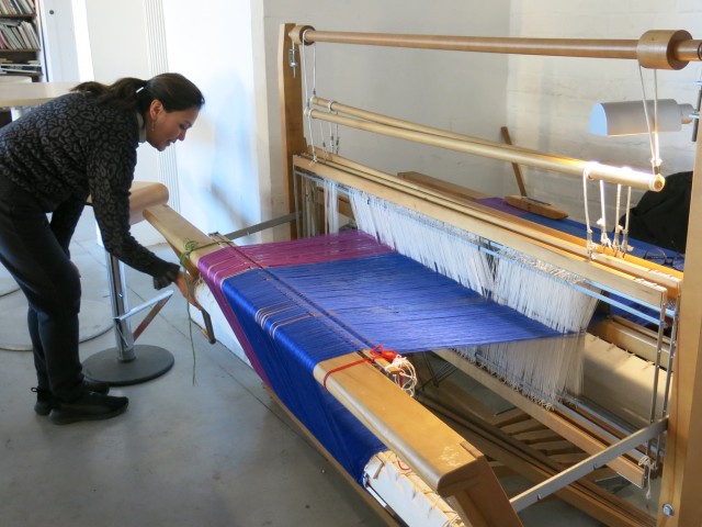 Thamara leerde al jong weven en is gefascineerd door de verschillende technieken uit Mexico en België © Erfgoedcel Brussel