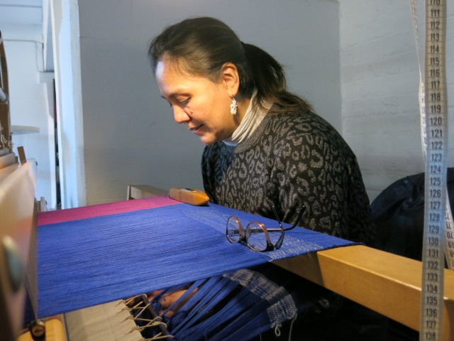 Thamara leerde al jong weven en is gefascineerd door de verschillende technieken uit Mexico en België © Erfgoedcel Brussel