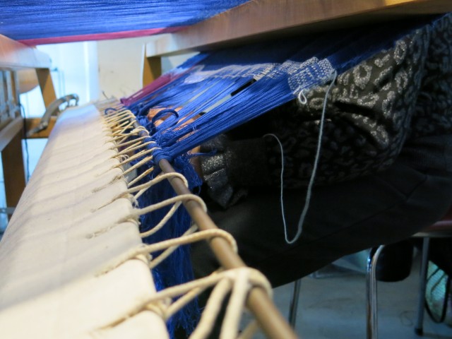 Thamara leerde al jong weven en is gefascineerd door de verschillende technieken uit Mexico en België © Erfgoedcel Brussel