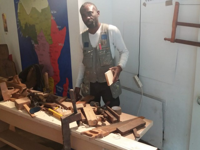 Workshop houtbewerking in Matongewijk ikv project ‘Hoe maakt u het? Ambachten in Brussel  | Collectie Abel Mansia