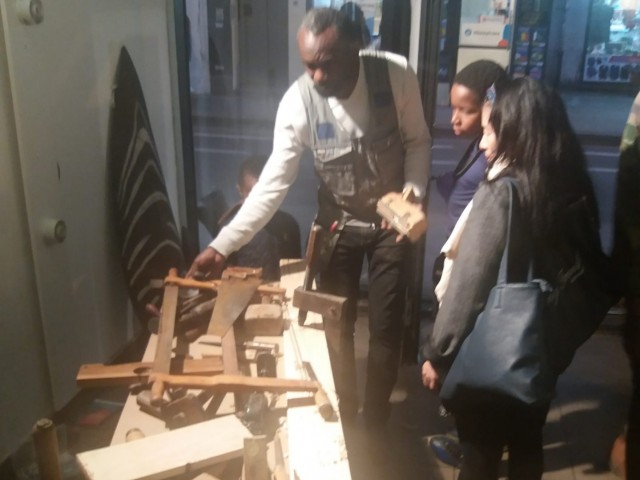 Workshop houtbewerking in Matongewijk ikv project ‘Hoe maakt u het? Ambachten in Brussel  | Collectie Abel Mansia